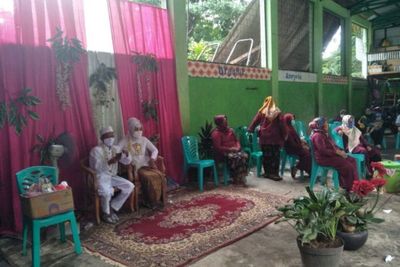 Anti Mainstream, Pasangan Pengantin Ini Gelar Resepsi Pernikahan di Tempat Sampah