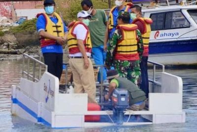 Wow, Ada Kapal Khusus Kumpulkan dan Membersihkan Sungai Kota di Padang