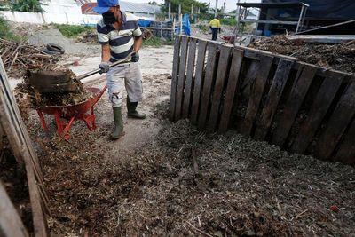 FOTO: Mengolah Sampah Rumah Tangga Menjadi Pupuk Kompos