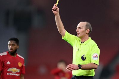 Waduh! Dapat Ancaman Pembunuhan, Wasit Liga Inggris Mike Dean Ambil Cuti