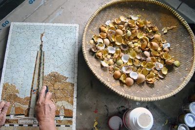 FOTO: Seni Lukis Dari Limbah Cangkang Telur