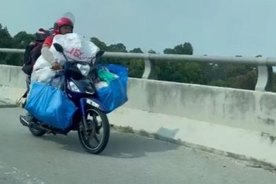 Viral Kurir Sampai Duduk di Ujung Motor karena Bawa Banyak Paket