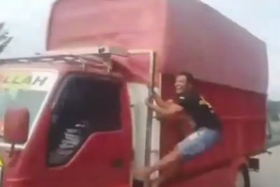 Aksi Ugal-ugalan Pria Bergelantungan di Atas Truk, Netizen Sedih Lihat Endingnya
