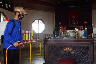 FOTO: Disinfeksi Tempat Ibadah Jelang Imlek di Madiun