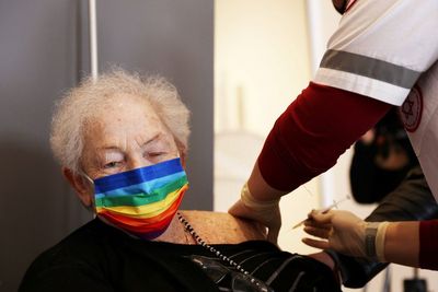 Ulama Iran Sebut Vaksin Covid-19 Auto Jadi Gay, Aktivis HAM: Aneh dan Tidak Rasional!