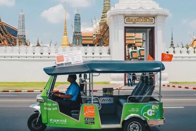 Lama Tak Digunakan, Tuk-Tuk dan Bus Wisata Penuh Debu
