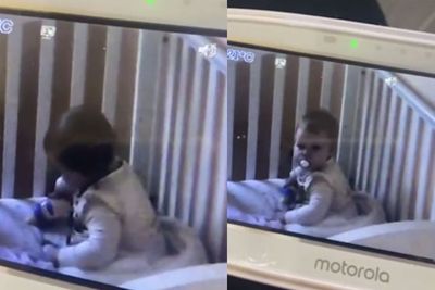 Aksi Menggemaskan Bayi yang Pura-pura Tidur Usai Ketahuan Sang Ibu
