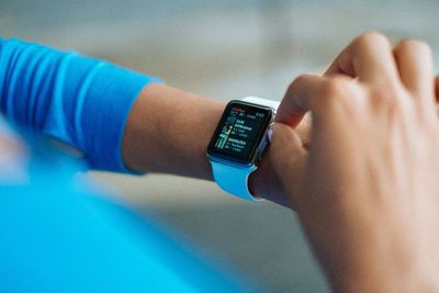 Smartwatch Dapat Mengetahui Gejala COVID-19