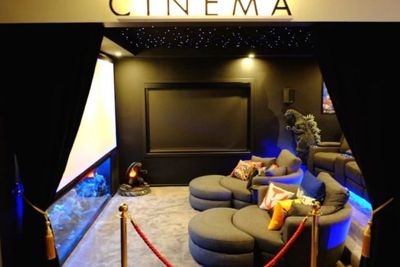 Kenang Almarhum Kakek, Pria Ini Bangun Theater Bertema Godzilla yang Mengesankan