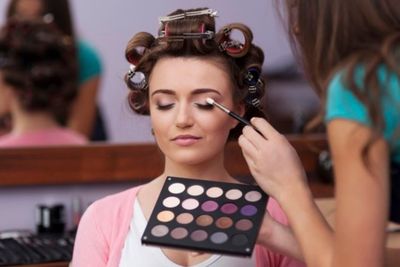 Begini Cara Memilih Warna Eyeshadow dan Blush On yang Paling Cocok dengan Outfit Kamu!