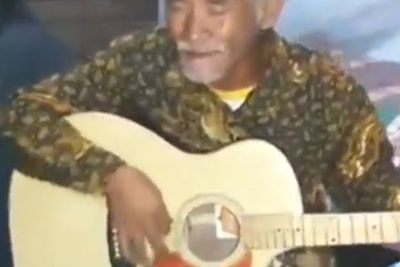 Video Suara Merdu Seorang Kakek Bawakan Lagu Hari Kiamat dengan Petikan Gitar