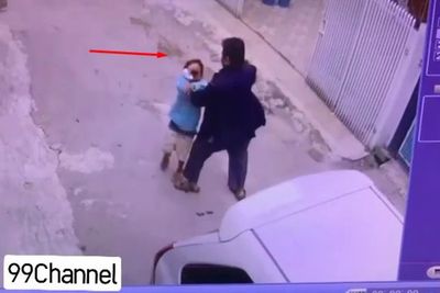 Viral Bocah Dipukuli Oleh Pria Yang Naik Mobil Avanza Putih, Terekam CCTV