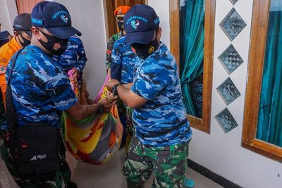 FOTO: Evakuasi Warga Sakit Terdampak Banjir di Pekalongan