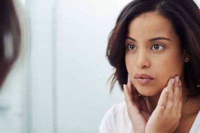 Kulit Sensitif Tak Boleh Pakai Makeup? Simak Faktanya Berikut!