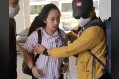 Viral Pelakor Gelut dengan Istri Sah di Lantai, Suami Bela Pelakornya, Netizen Ikut Emosi