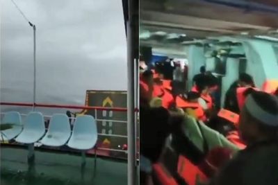 Detik-detik Mencekam Kapal Feri Dihtanam Ombak Tinggi, Ratusan Penumpang Panik