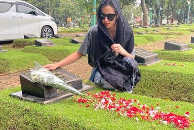 Ziarah ke Makam Ayah, Baju Nia Ramadhani Bikin Netizen Salfok: Gak Ada yang Bagusan Dikit