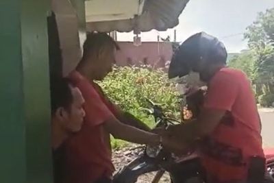 Detik-detik Penangkapan Preman Pemalak Tukang Sate, Pas Diborgol Malah Senyum-senyum