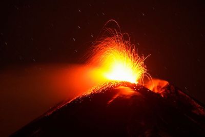 FOTO: Gunung Etna Muntahkan Lava Panas