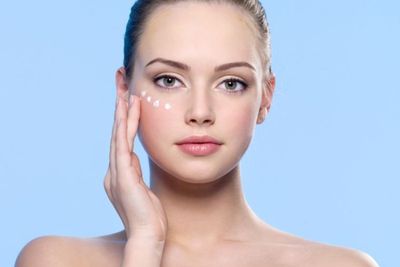 Supaya Efektif Hilangkan Mata Panda, Bahan Ini Harus Ada di Eye Cream Kamu