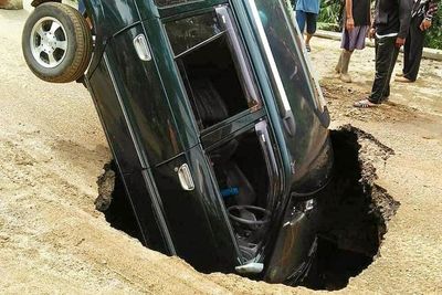 Penampakan Mobil yang Nyungsep ke Lubang Jalan Amblas, Begini Kondisi Penumpangnya