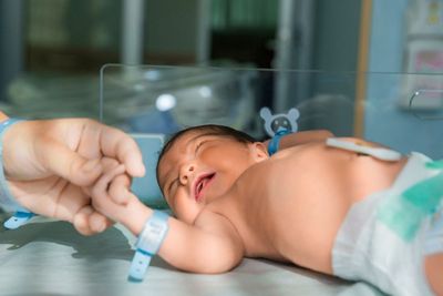 Dokter Ini Tega Jual Bayi Baru Lahir Karena Orangtuanya Tak Sanggup Bayar Biaya Persalinan