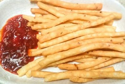 Murah Meriah, Yuk Bikin Camilan Stik Gurih Renyah