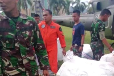 TNI Salurkan Bantuan Kebutuhan Bayi di Mamuju dengan Helikopter