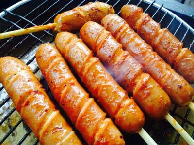 Camilan Ala Anak Kos: Bikin Sate Sosis Pedas Manis