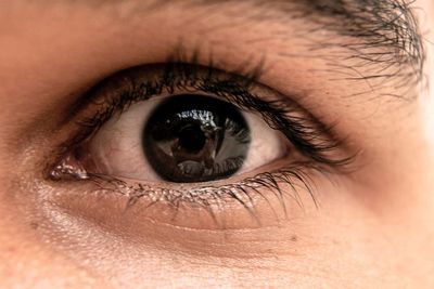 8 Cara Melentikkan Bulu Mata Secara Permanen dengan Bahan Alami