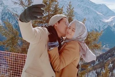 Cut Meyriska Bagikan Foto Dicium Mesra Roger Danuarta, Netizen: Gemes Banget