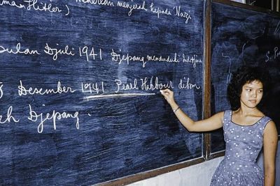 Viral Foto Lawas Guru Mengajar Tahun 1960, Outfitnya Jadi Sorotan Netizen