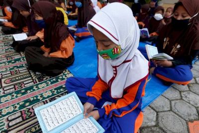 Wali Kota Pariaman Tak Mau Terapkan SKB 3 Menteri Soal Seragam, Ini Respon Komisi X DPR