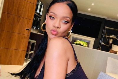 Pakai Kalung Ganesha Saat Foto Telanjang Dada, Rihanna Dikecam Umat Hindu