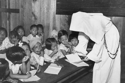 Viral Foto Biarawati Mengajar Tahun 1955, Netizen Malah Salfok Muka Anak Pakai Turban