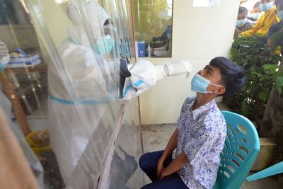 FOTO: Tes Usap COVID-19 Terhadap Siswa SMPN 10 Padang