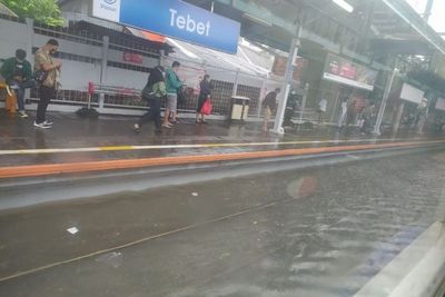 Jalur Rel di Stasiun Tebet Tergenang, KRL Alami Antrean