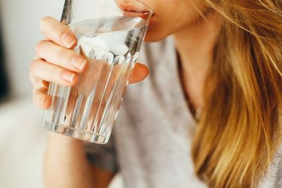 Gegara Dapat Pesan WhatsApp Hoaks, Wanita Ini Minum Air Urine Agar Sembuh dari Covid-19