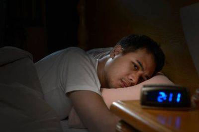Tinggalkan Kebiasaan Scroll HP Terus-terusan, Efek Buruknya Bikin Kamu Insomnia
