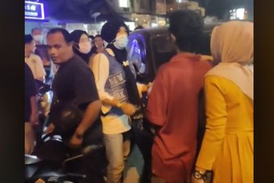 Viral Istri Sah Ribut dengan Pelakor di Pinggir Jalan, Jadi Tontonan Warga dan Bikin Macet