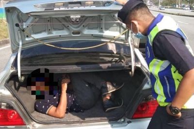 Langgar Aturan Dua Orang Per Kendaraan, Wanita Ini Coba Sembunyikan Anak Tiri di Bagasi