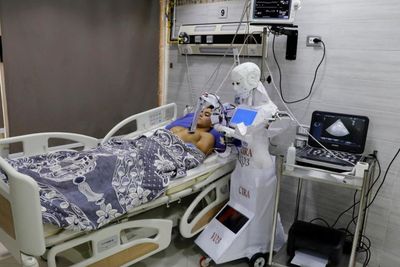 Keren! Siswa Nigeria Bikin Robot untuk Merawat Pasien Covid-19