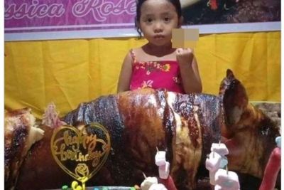 Berfoto di Depan Babi Guling saat Ulang Tahun, Gaya Tangan Bocah Ini Jadi Sorotan Netizen
