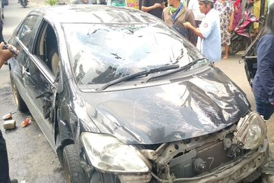 Pengemudi Ngantuk, Toyota Vios Terbalik Usai Takbrak Pick Up Parkir dan 2 Pengendara Motor