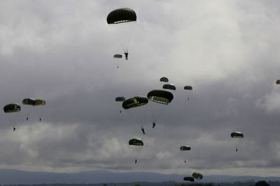 FOTO: Latihan Terjun Payung TNI AU di Kupang