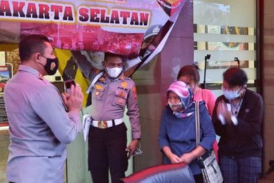 Gadis Pemberani Gagalkan Penjambretan dapat Penghargaan Polisi, Tabrakkan Diri ke Motor