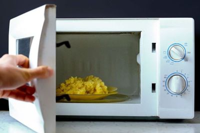 Inilah 3 Anggapan Keliru Soal Masak Makanan di Microwave