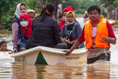 FOTO: Evakuasi Korban Banjir Susulan Sungai Cikaranggelam