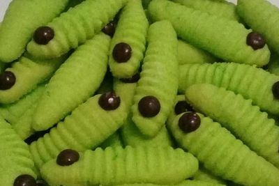 Cukup Pakai Teflon, Begini Cara Bikin Kue Semprit Ulat Bulu Hijau Anti Gagal