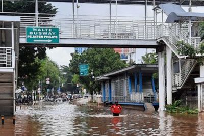 Banjir di Halte Pejaten Philip Tutupi Ruas Jalan, Tiada Akses Menuju Ragunan